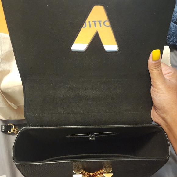 ‼️SOLD‼️Louis Vuitton LV Twist MM Black Shoulder/Crossbody Bag - Picture 7 of 12